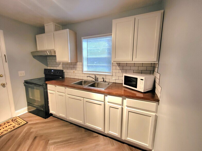 Building Photo - 110 Astor St