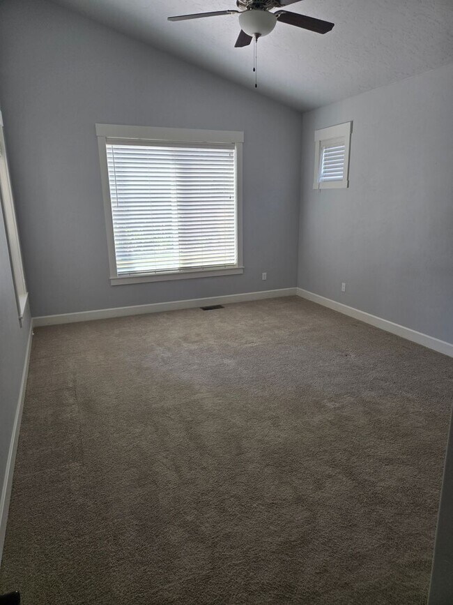Building Photo - Beautiful Home with Comfort and Convenienc...