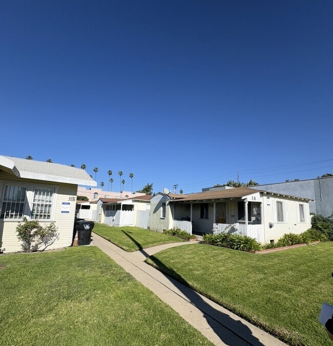 Building Photo - 407 W Manchester Blvd