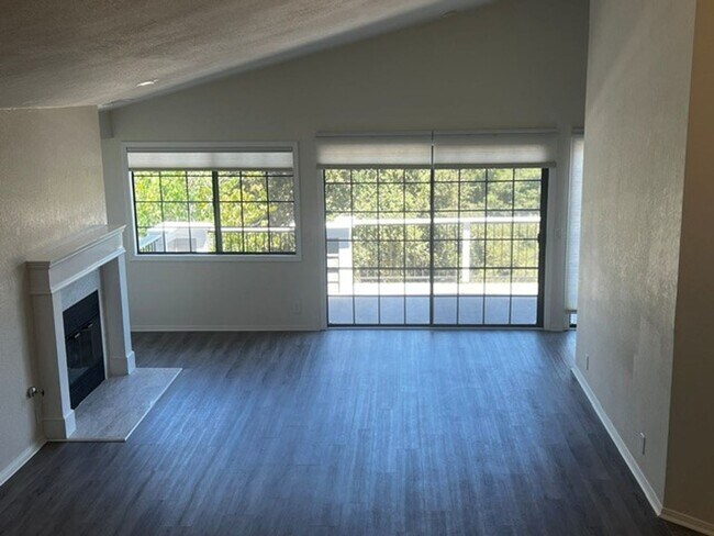 Building Photo - 736 Hillside Dr