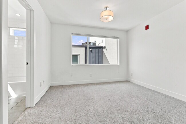 Building Photo - $3,640.95 with $300 Off the first month's rent, 2 Bed, 2.5 Bath Townhome in Denver with Rooftop P...