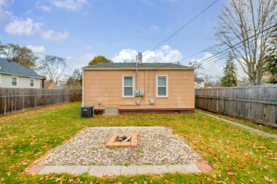 Building Photo - 1824 Wordsworth St