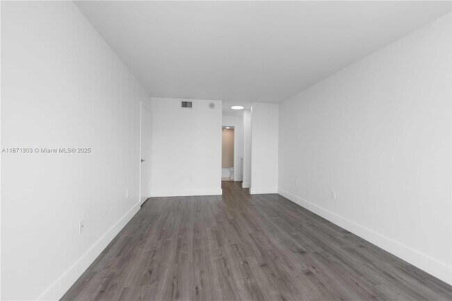 Building Photo - 1300 NE Miami Gardens Dr