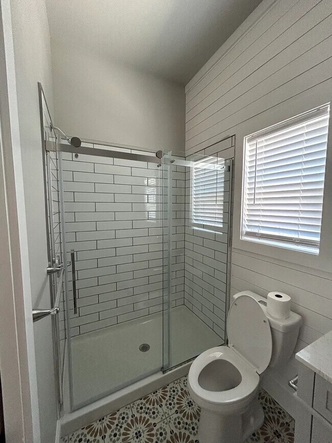 Building Photo - 1925 Lakeshore Dr