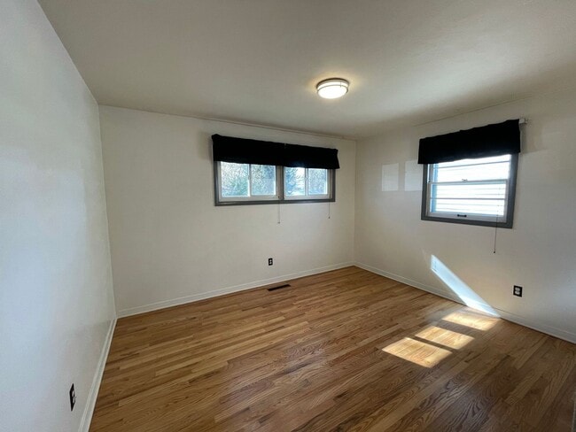 Building Photo - 3 Bed 2 Bath Home With 2000+ Square Feet With Exclusive Access to Rock Island Trail!!