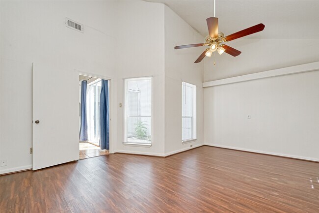 Building Photo - 10725 Boardwalk St