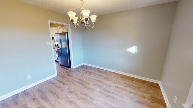 Building Photo - $500 off First Month's Rent! Fully Renovat...