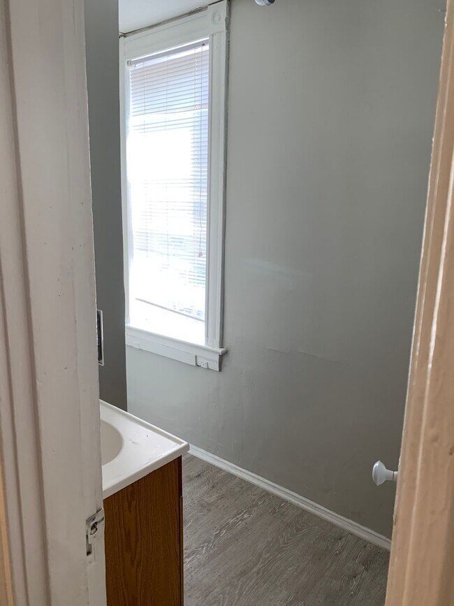Building Photo - Updated apartment in the Fan!