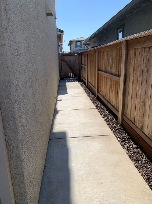 Building Photo - Newer "Next Gen" Home in Springlake/Woodla...