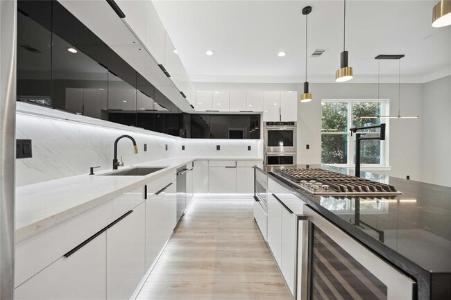 Building Photo - 602 W 28th St