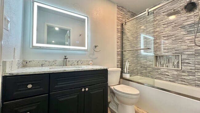 Building Photo - Lovely House 4BR 2.5BA with Large Backyard