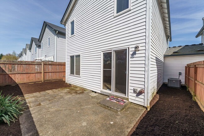 Building Photo - Comfortable 3-Bedroom Townhouse with A/C, ...