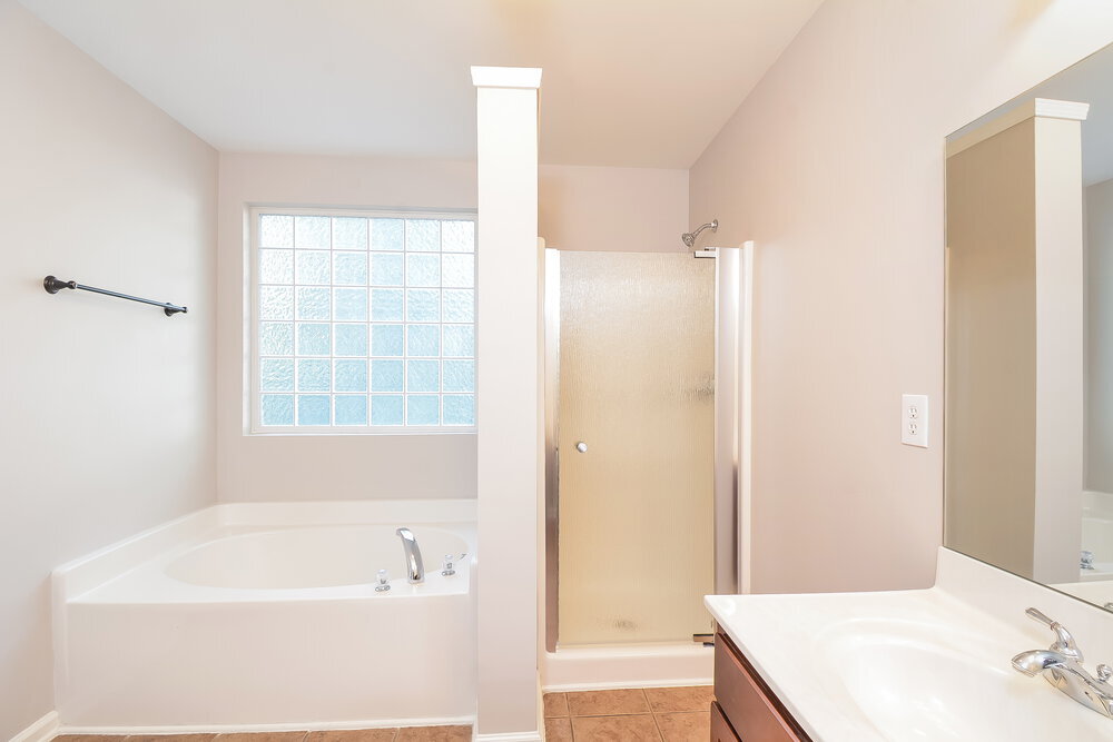Building Photo - 210 River Hills Dr