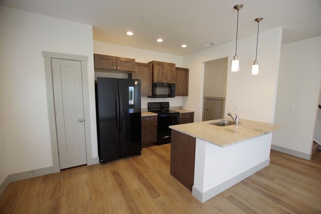 Building Photo - Sunbeam Townhomes | Modern Townhome Living in the Heart of Kuna