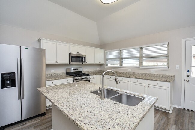 Building Photo - 946 Oak Falls Dr