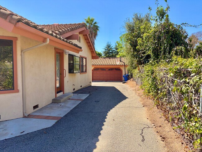 Building Photo - 1527 Calavo Rd