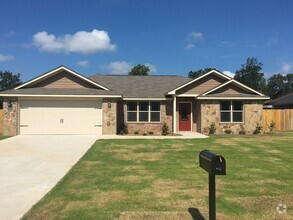 Building Photo - MOVE IN READY BRICK SINGLE FAMILY HOME! Li...