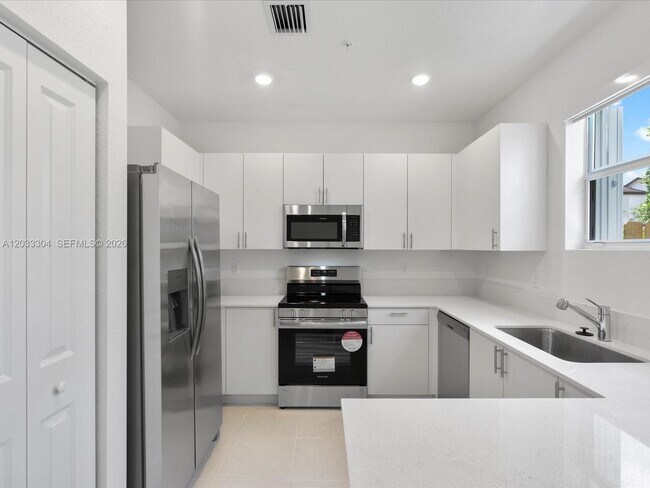 Building Photo - 106 SW 184th Ave