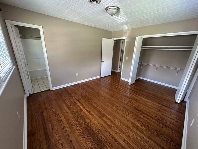 Building Photo - Charming 4 Bedroom / 2 Bathroom Home Brist...