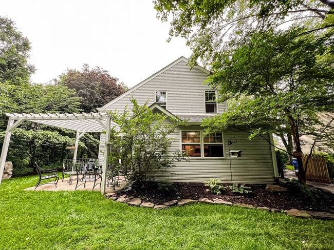 Building Photo - Bright And Relaxing 2 Bed 2 Bath Partially Furnished Home in Beautiful Franklin Farm Foundation