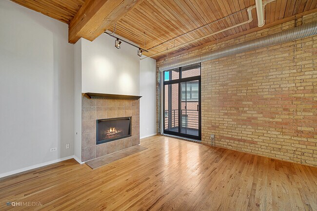 Building Photo - 2911 N Western Ave