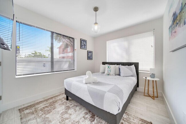 Building Photo - 1540 SW 22nd Ave