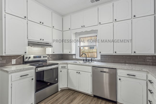 Building Photo - Beautifully updated 3 bedroom 1 1/2 bath h...
