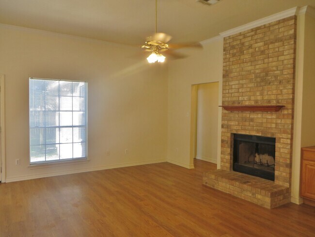 Building Photo - 3 Bedroom 2 Bathroom Parkview Estates Home