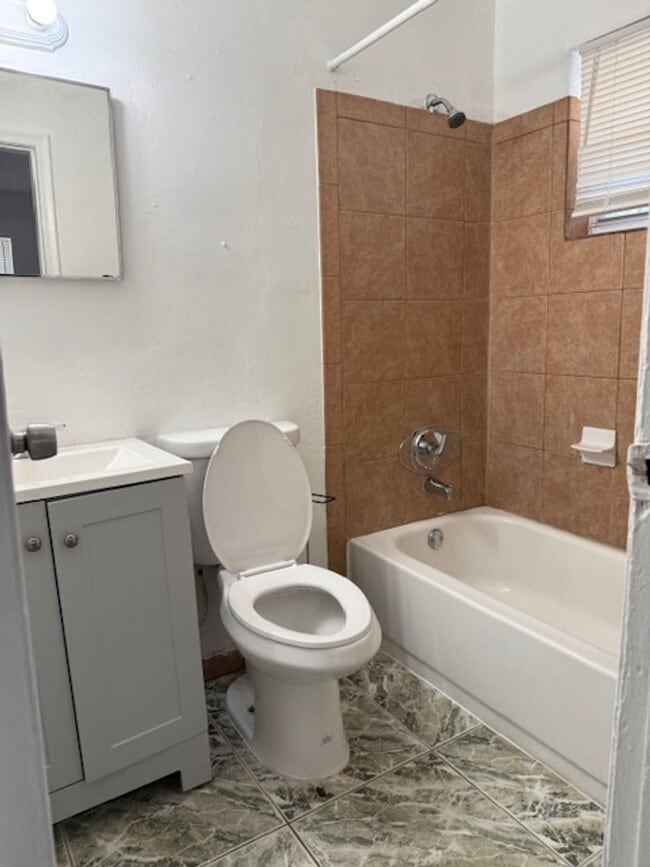 Building Photo - SPACIOUS 3/2 GREAT FAMILY HOUSE