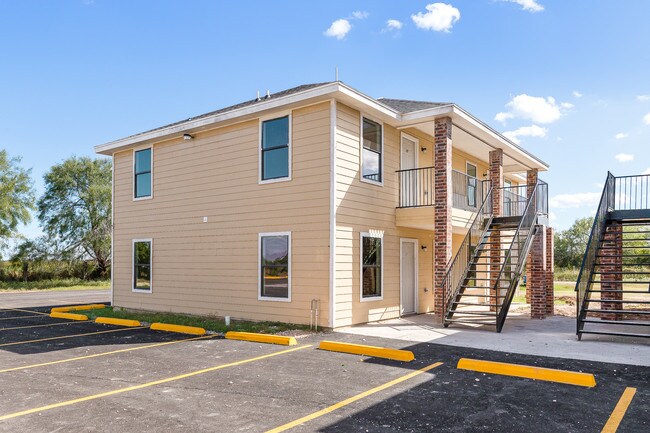 Building Photo - 2416 E Rogers Rd
