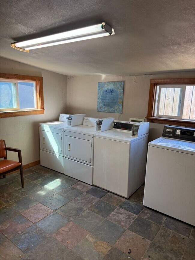 Building Photo - 625 Redbud Ln