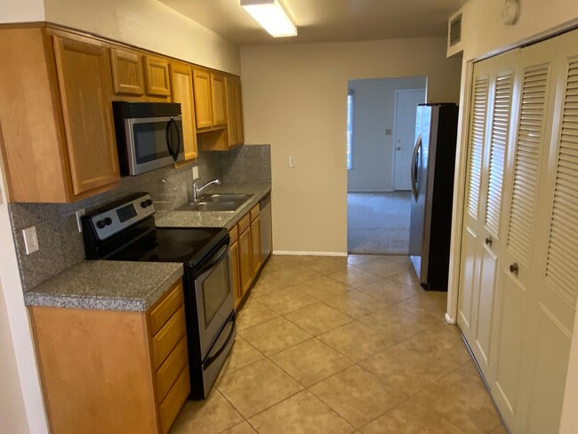 Building Photo - Tempe Townhouse 2 Bed/1Bath Single Story w...