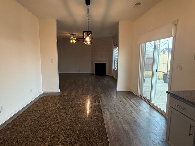 Building Photo - Beautiful 4 bedroom 2.5 bath home located in the Cliffs subdivision!