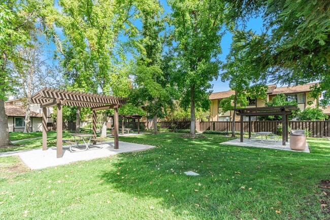 Building Photo - Freshly Renovated, End Unit Town-House Ava...