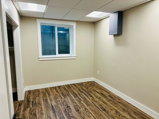 Building Photo - Charming Vintage Farm House