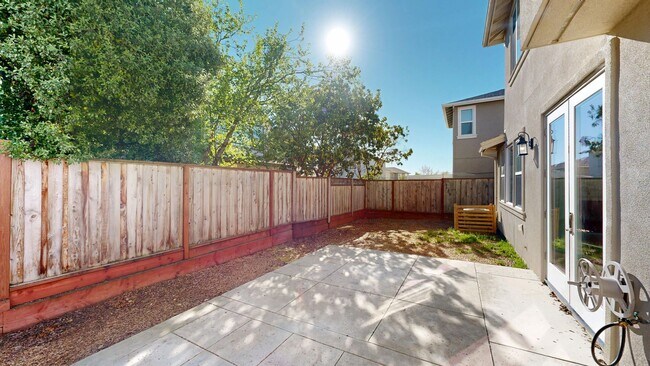 Building Photo - Bright & Beautiful 4 Bedroom 3 Full Bathroom Home!