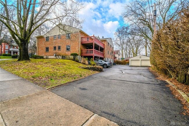 Building Photo - 121 E Schantz Ave