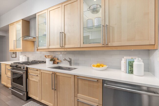 Building Photo - Charming Townhome | 5 Bed | 3.5 Bath | 2,400 Sf | Covered Front Porch & Large Fenced-In Backyard ...