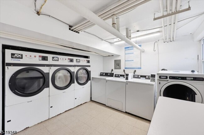 Building Photo - 343 Bloomfield Ave