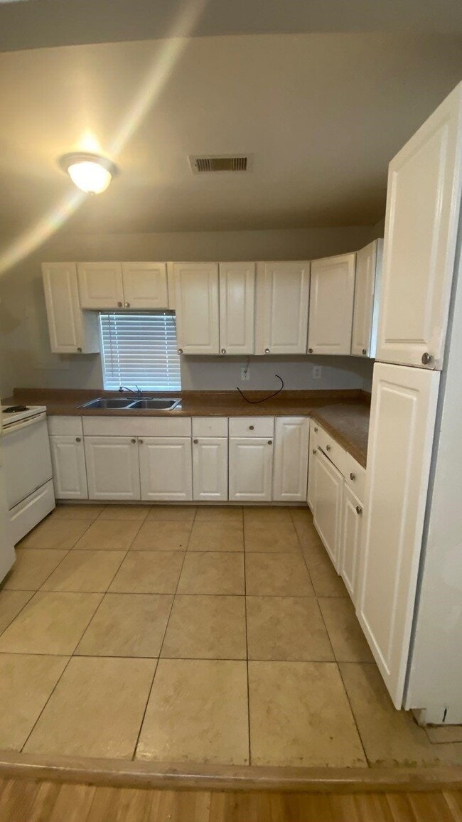 Building Photo - 1918 Oleander