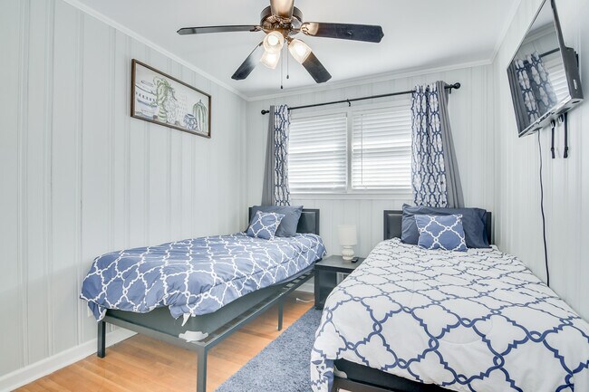 Building Photo - 1127 Magnolia Dr