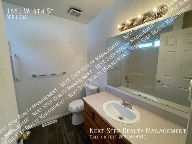 Building Photo - 1661 W 4th St