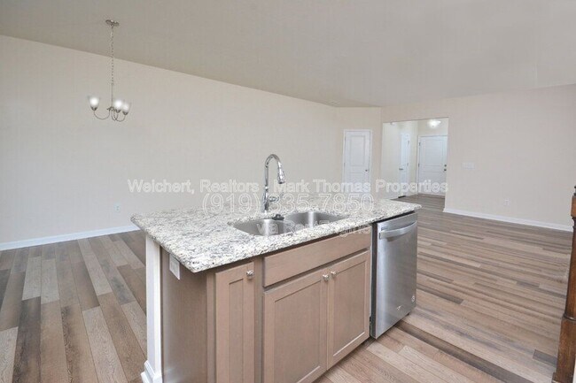 Building Photo - 409 Vassar Dr