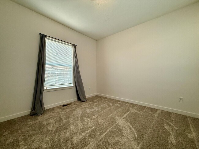 Building Photo - SCHEDULE A TOUR TO VIEW THIS VERY SPACIOUS HOME IN REDMOND!!