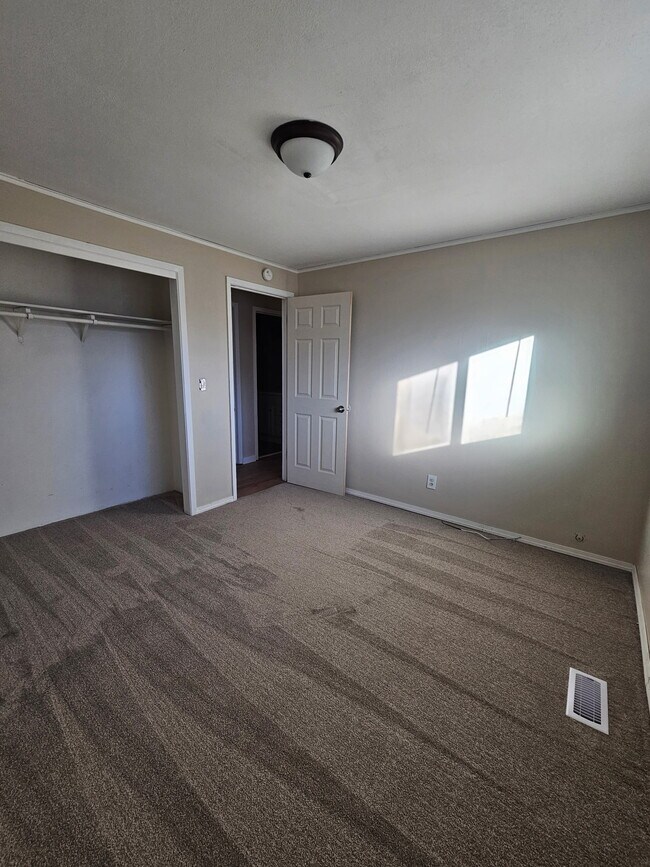 Building Photo - 180 NW Wilson Cir