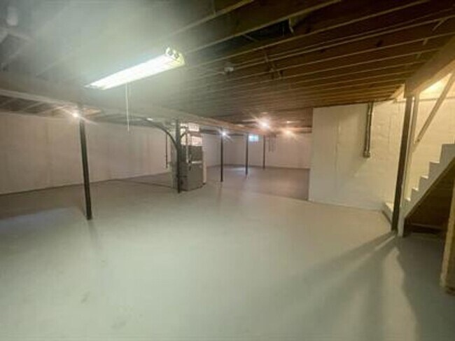 Building Photo - 3 bedroom 1 bath home with a basement and garage!