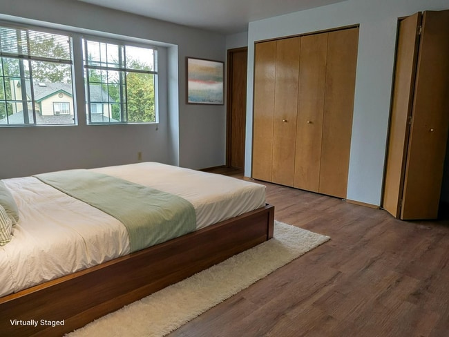 Building Photo - West of Lake Meridian, Easy Commute & Clos...