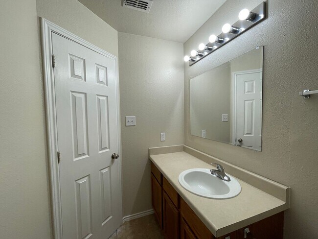 Building Photo - Townhome for rent