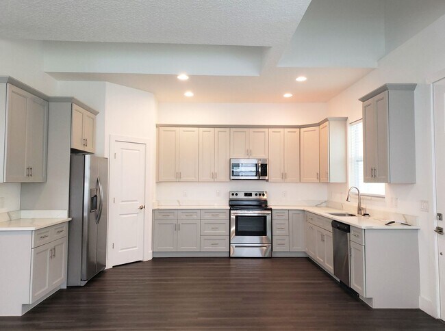 Building Photo - Stunning Home in College Park; Upgraded Fi...