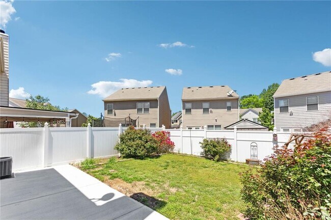 Building Photo - 15 Greenfield Dr